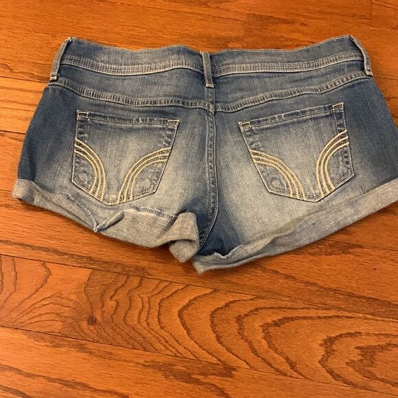 Hollister size 5 slouchy shorts.  Relaxed fit and super low rise - Picture 2 of 7
